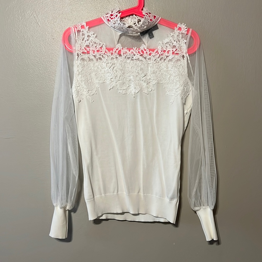 Cute and elegant blouse good for work or nice night out!